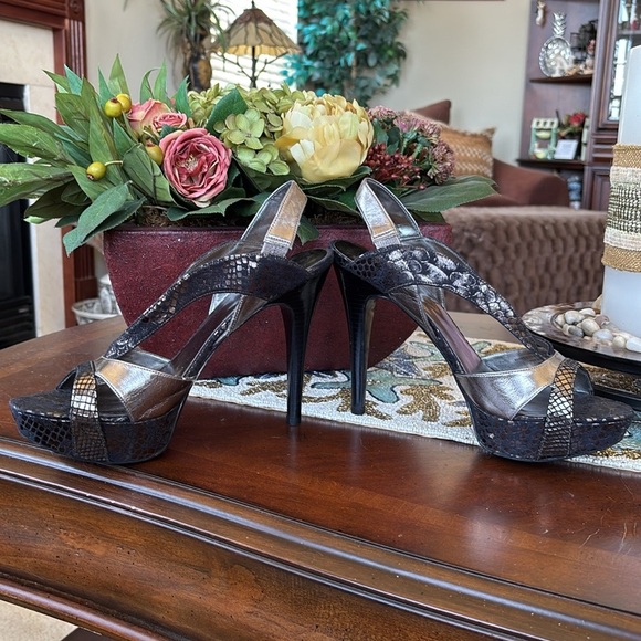 GUESS Genuine Leather Black Metallic Pewter Snakeskin Slingback Platform Heels - Picture 10 of 15